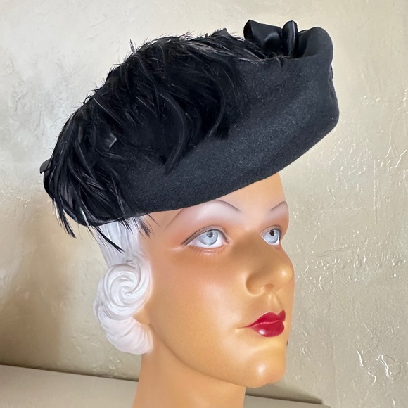 SPLENDID 1940s\' BLACK HAT WITH ROOSTER FEATHERS, SATIN BANDS, HAT PIN + VEILING